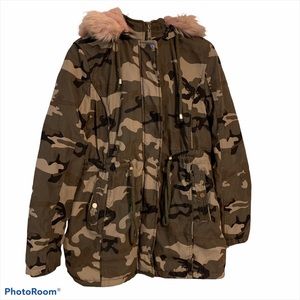 Womens Veracci Large faux fur outerwear parka detach hood full zip button camo